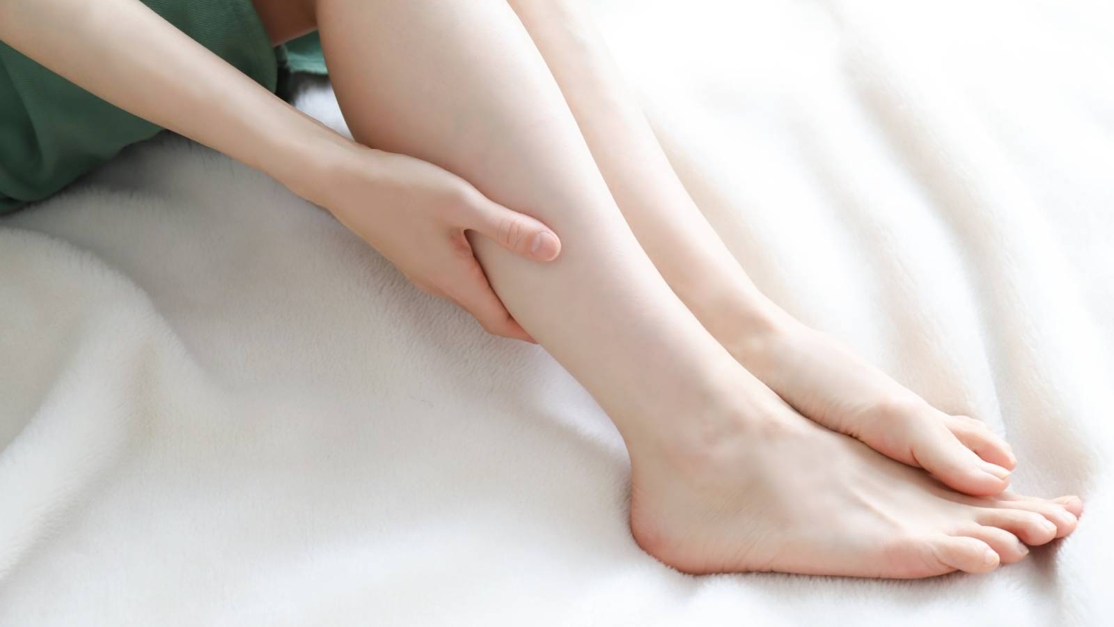 「夕方、脚パンパン」を解消！重ダル脚が一気にスッキリするヨガ〈ミルキングアクションがカギ〉