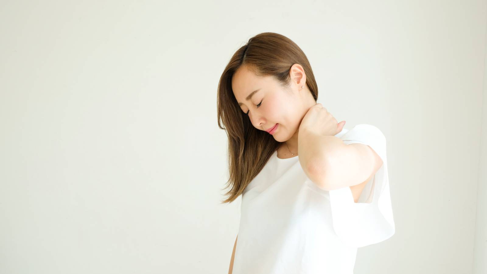 なかなか軽くならない首こり・ストレートネックに効果アリ！姿勢もきれいになる【筋膜リリースヨガ】