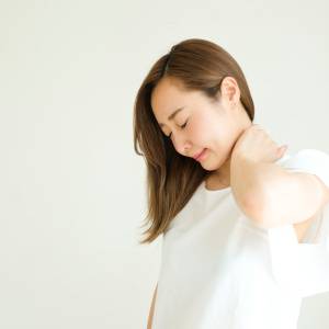 なかなか軽くならない首こり・ストレートネックに効果アリ！姿勢もきれいになる【筋膜リリースヨガ】