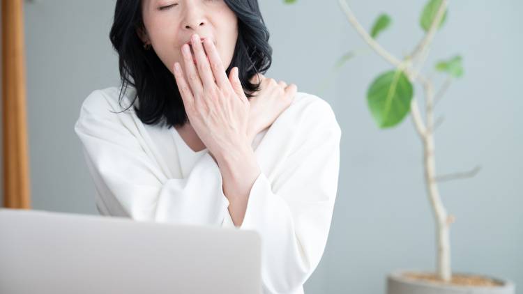 「午後になると眠くて集中できない」のは〈隠れ低血糖〉かもしれません|産業医が解説