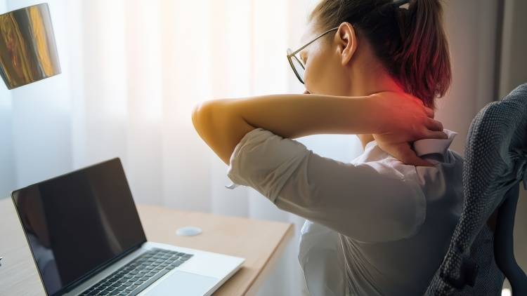 「パソコン作業で肩がガチガチ」“テレワーク肩こり”の医学的な対処法とは？医師が解説