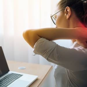 「パソコン作業で肩がガチガチ」“テレワーク肩こり”の医学的な対処法とは？医師が解説