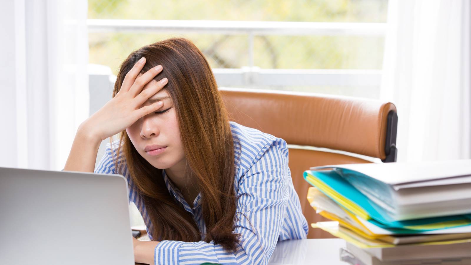 「週明けに体がだるい・眠れない」それ、“プレゼンティーズム”のサインかも？医師が解説