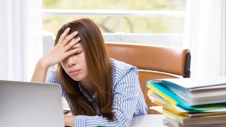 「週明けに体がだるい・眠れない」それ、“プレゼンティーズム”のサインかも?医師が解説