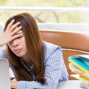 「週明けに体がだるい・眠れない」それ、“プレゼンティーズム”のサインかも？医師が解説