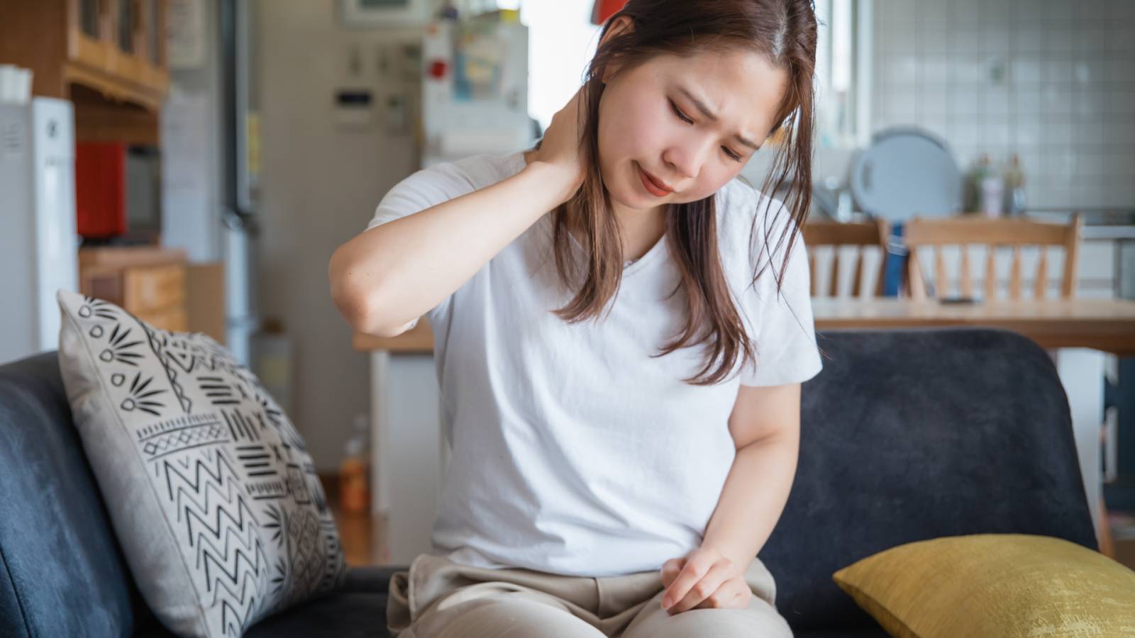 【首こり・肩こり・不眠に】スマホ首をやさしくリセット！1分でできる背中丸めストレッチ