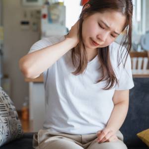 【首こり・肩こり・不眠に】スマホ首をやさしくリセット！1分でできる背中丸めストレッチ