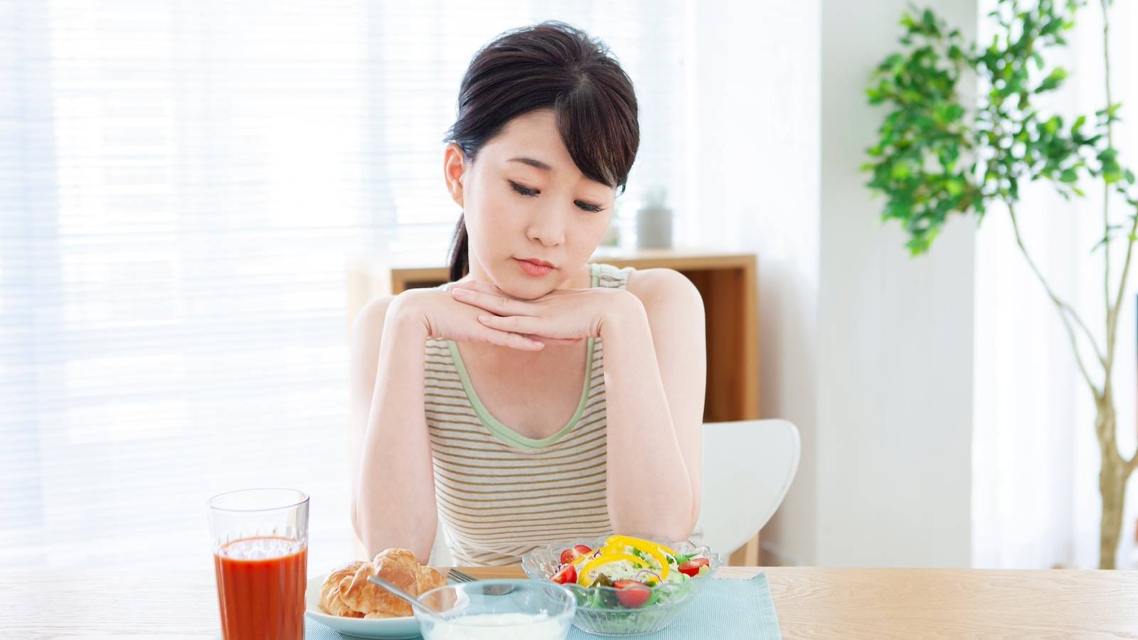 消化不良や食欲不振…気温差からくる「夏の胃腸の不調」対策【自律神経を整える】座って簡単ストレッチ