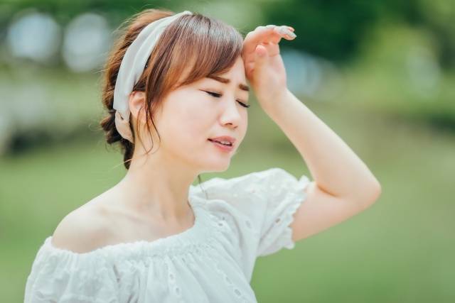 夏バテの女性