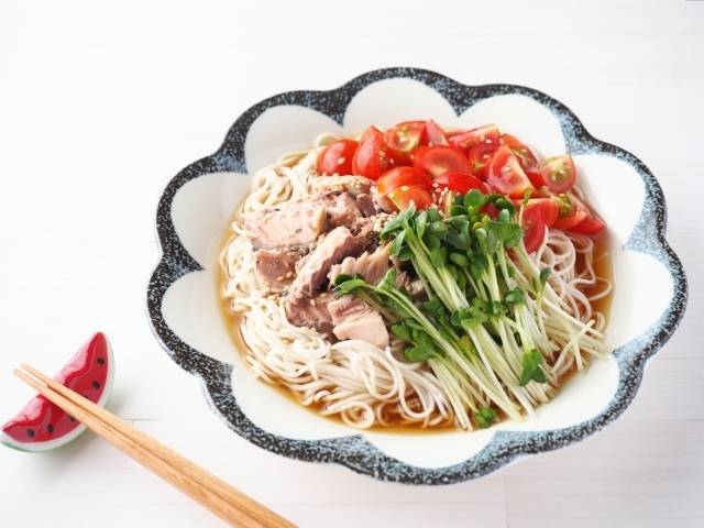 サバ缶のせたそうめん