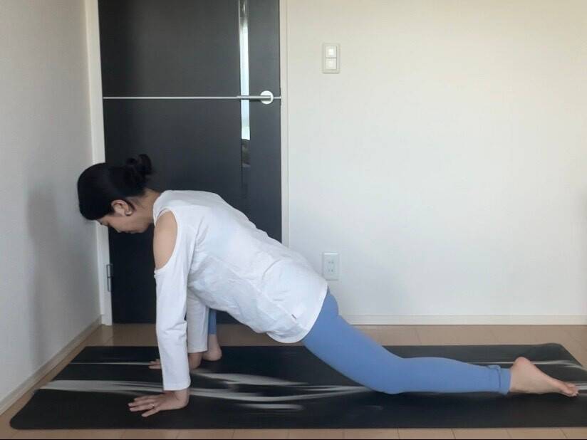 膝をついておこなう戦士のポーズ①