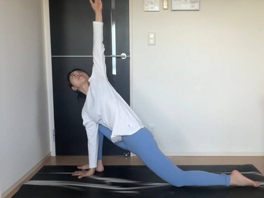 膝をついておこなう戦士のポーズ②