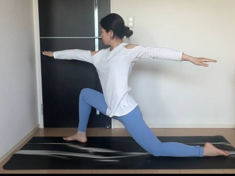 膝をついておこなう戦士のポーズ③