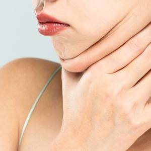 「むくみ」は塩分だけじゃない。腎臓や心臓が関係することもあるって知ってた?医師が解説