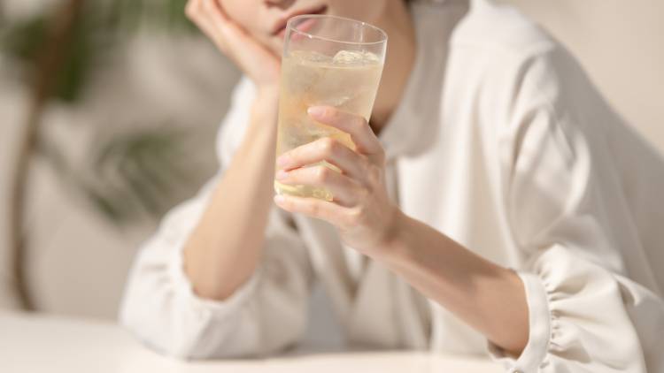 「水を飲んでもスッキリしない」「何度も水を飲みたくなる」糖尿病の初期サインかも?医師が解説