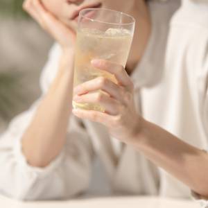 「水を飲んでもスッキリしない」「何度も水を飲みたくなる」糖尿病の初期サインかも？医師が解説