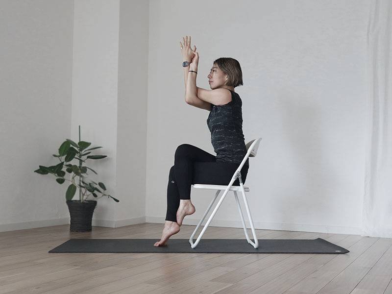 チェアヨガ：ガルーダ１