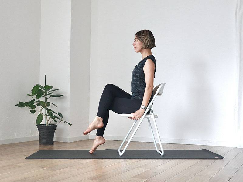 チェアヨガ：ガルーダ１