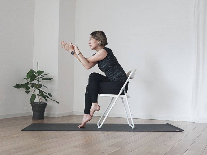 チェアヨガ：ガルーダ