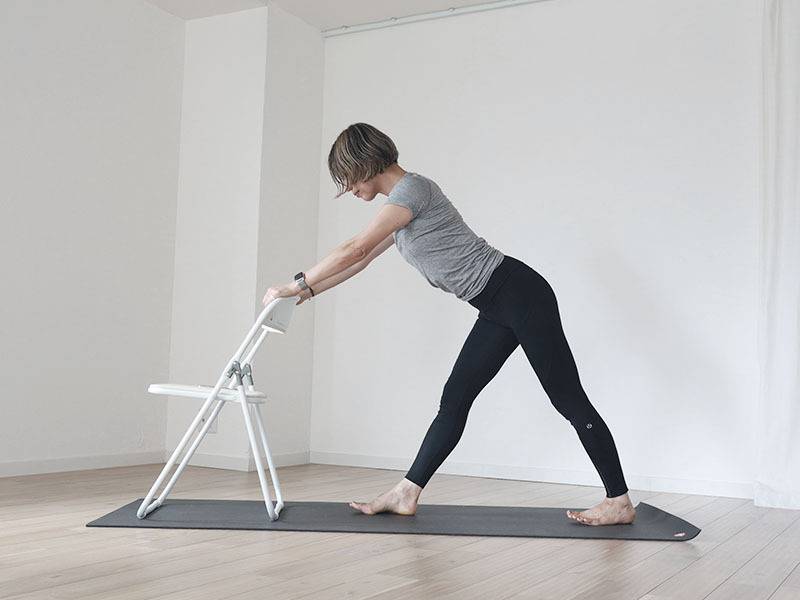 椅子の三角のポーズ１