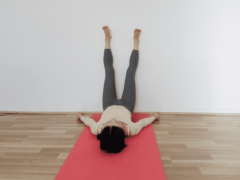 壁に脚を上げるポーズ