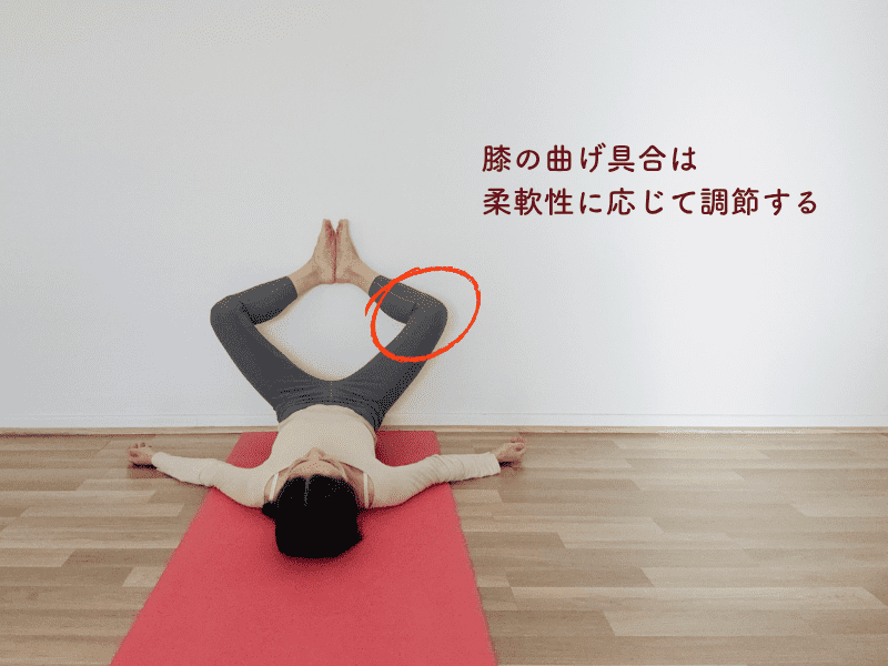 壁に脚を上げるポーズ