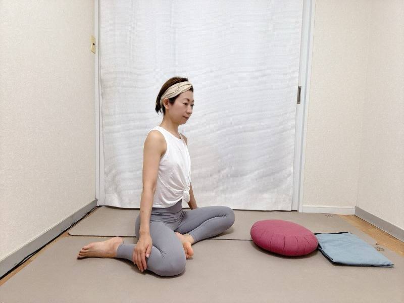 正座からお尻を右にずらし、右脚を前、膝り脚を後ろにして膝を軽く曲げて座った体勢