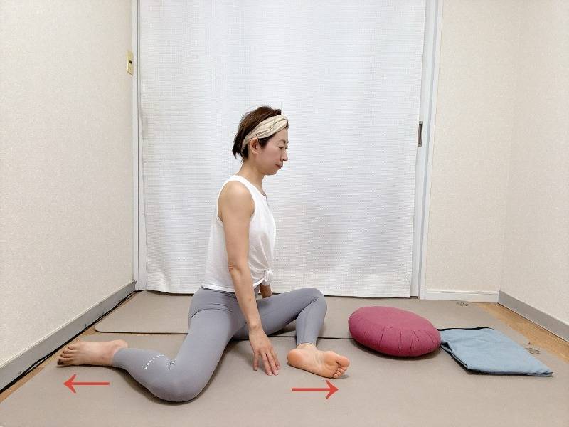 骨盤を正面に向け、右脚を少し前へ、左脚は後ろへ軽く開いて座った体勢