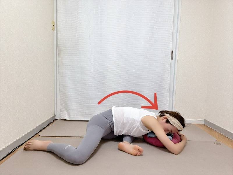 右脚を前、左脚は後ろに引き、脚を軽く開いて座り、上体を前に倒した体勢