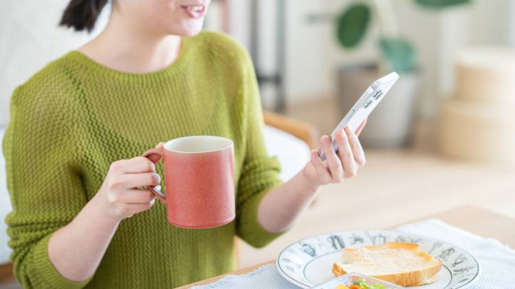 メンタルが強い人は朝スマホを見ない？精神科医がすすめる「心を守る朝習慣」