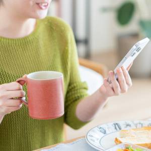 メンタルが強い人は朝スマホを見ない？精神科医がすすめる「心を守る朝習慣」