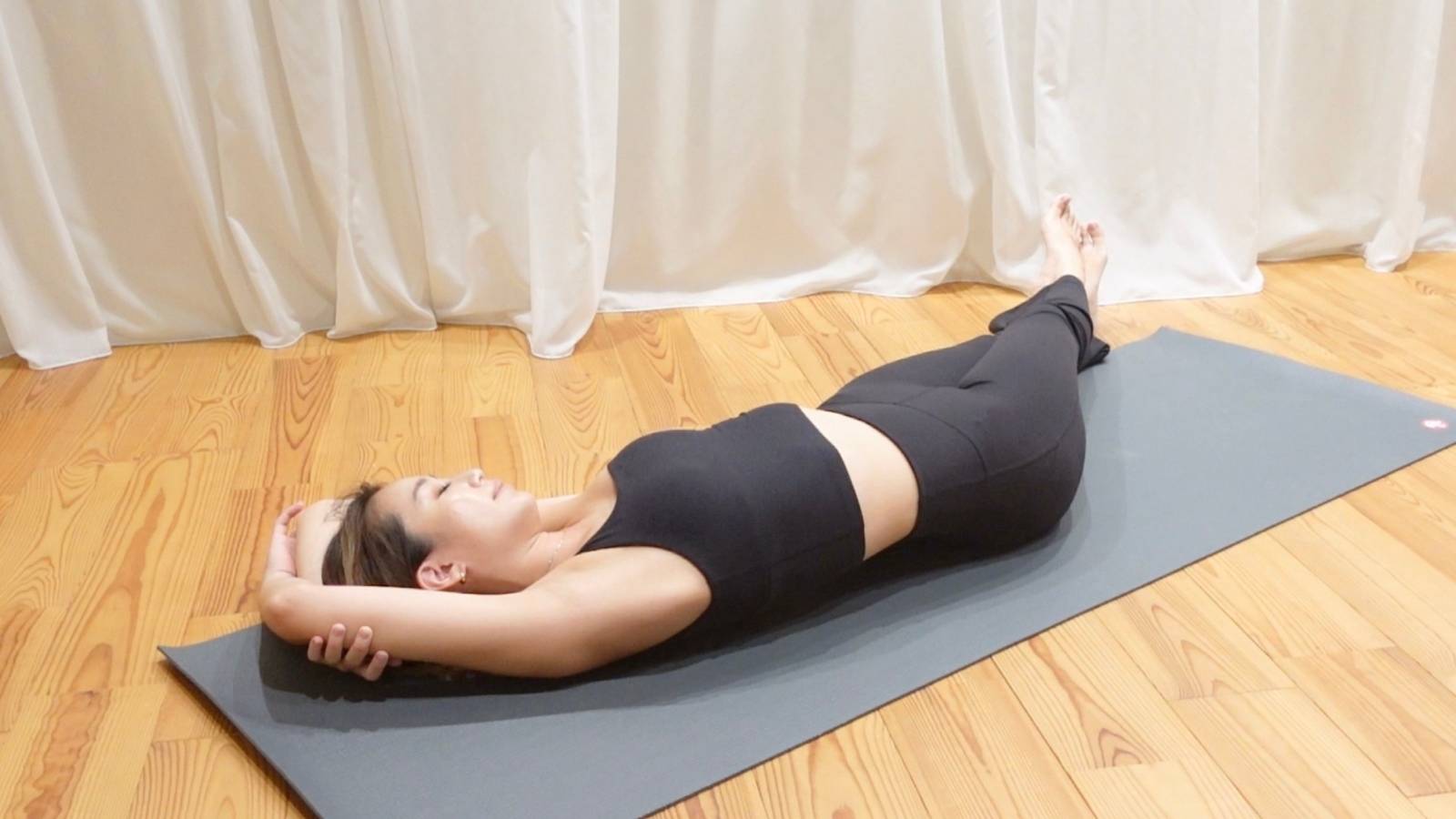 【体側からじんわり整える】寝たままできる“バナナのポーズ”で一日の疲れをリセット