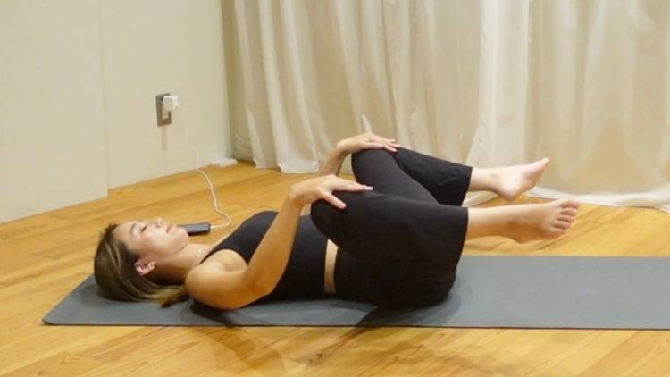 開くだけで軽くなる！股関節の内側をほぐす仰向けストレッチ