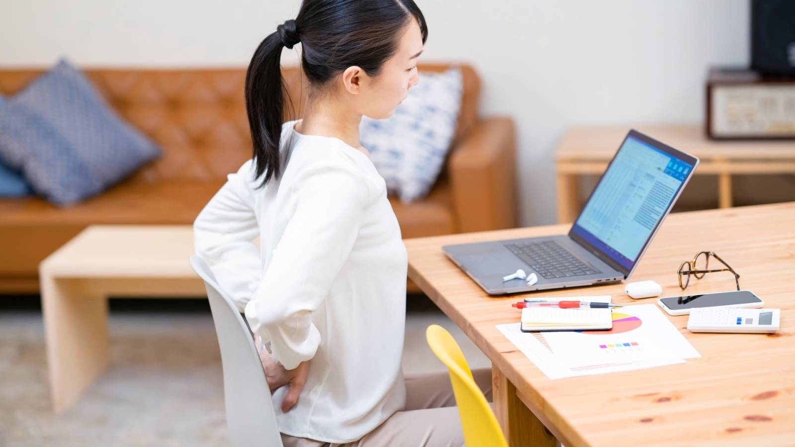 「気がつくと姿勢が崩れてしまう…」→やるだけで自然と姿勢が整う「骨盤の歪みリセットポーズ」