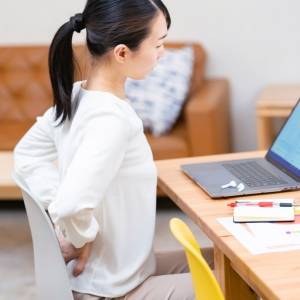 「気がつくと姿勢が崩れてしまう…」→やるだけで自然と姿勢が整う「骨盤の歪みリセットポーズ」