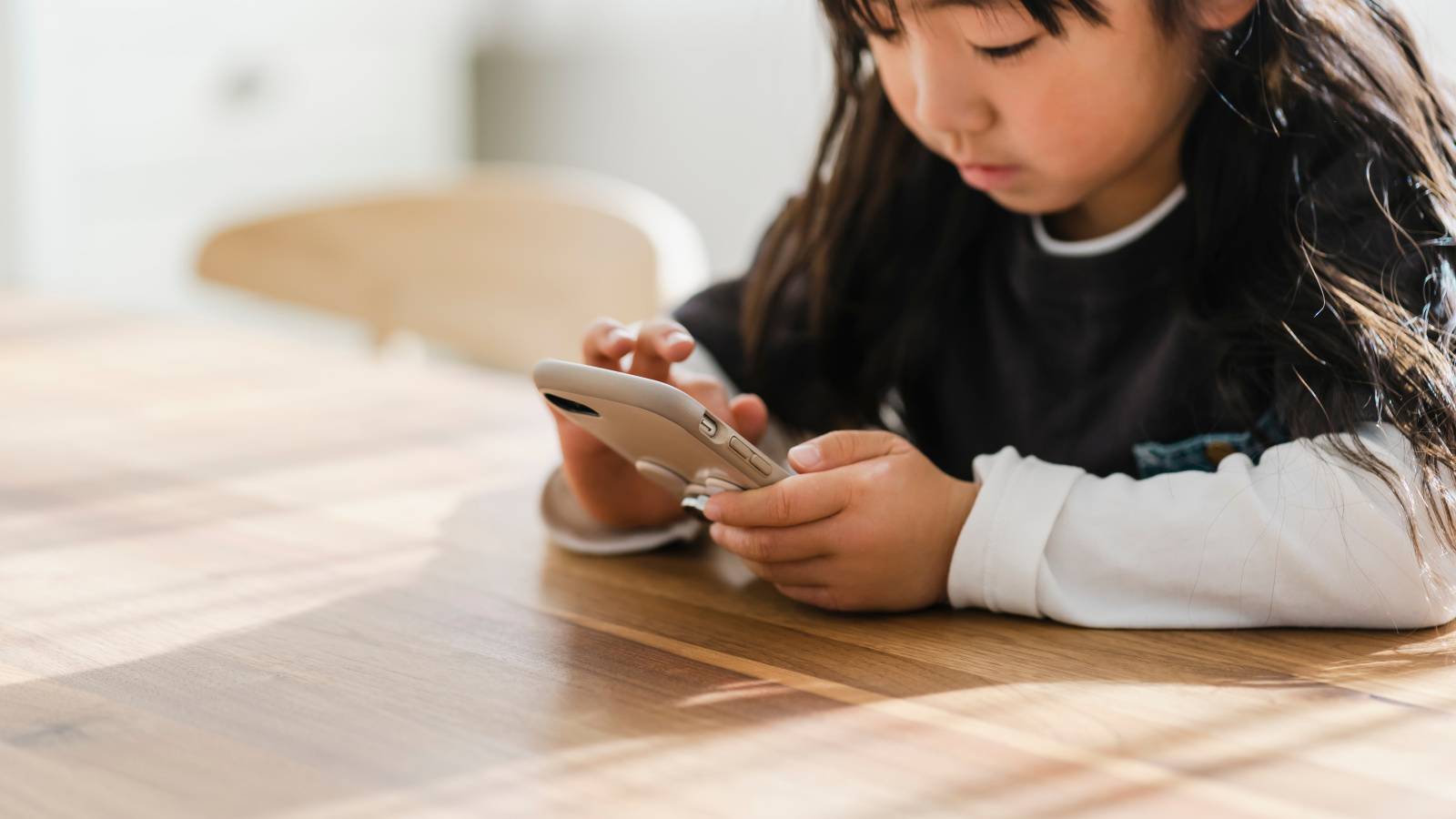 13歳未満にスマホは早すぎる？―最新研究が示す深刻な子供へのリスクと親が今すぐできる４つの対策