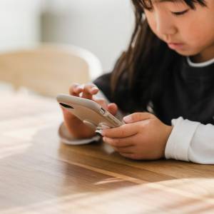 13歳未満にスマホは早すぎる？―最新研究が示す深刻な子供へのリスクと親が今すぐできる４つの対策