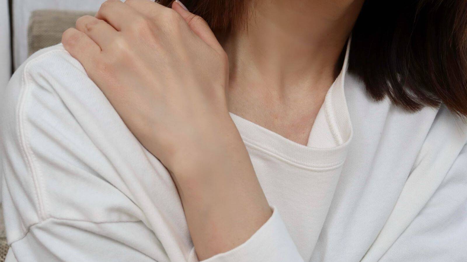 【3分でスッキリ】作業の合間にできる肩と首のコリや痛みを解消するスワイショウとヨガポーズ