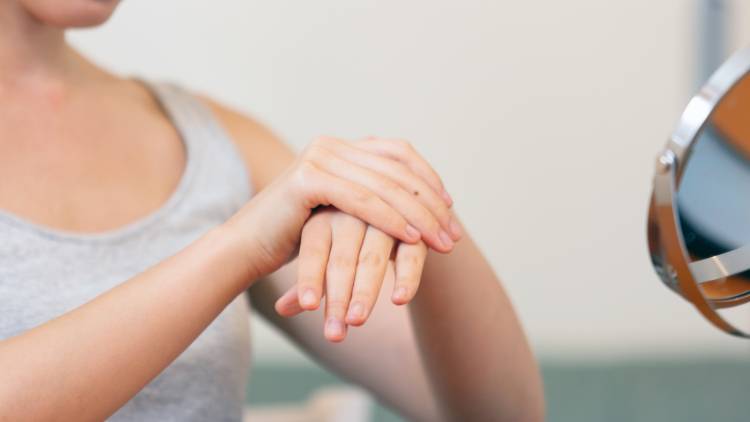 いつでもどこでもできる健康法「爪もみ」→指先のツボ押しで巡りを整える、心と体のリセット習慣