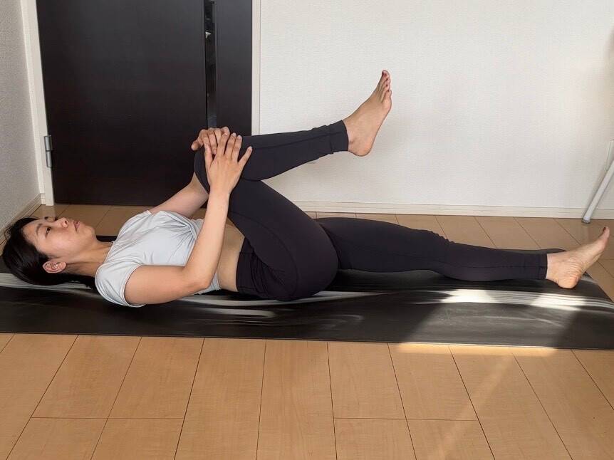 寝たままお尻ストレッチ③