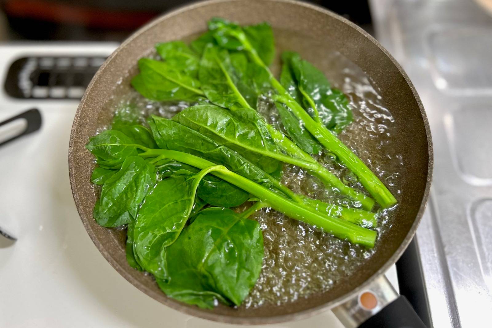 つるむらさきを茹でる