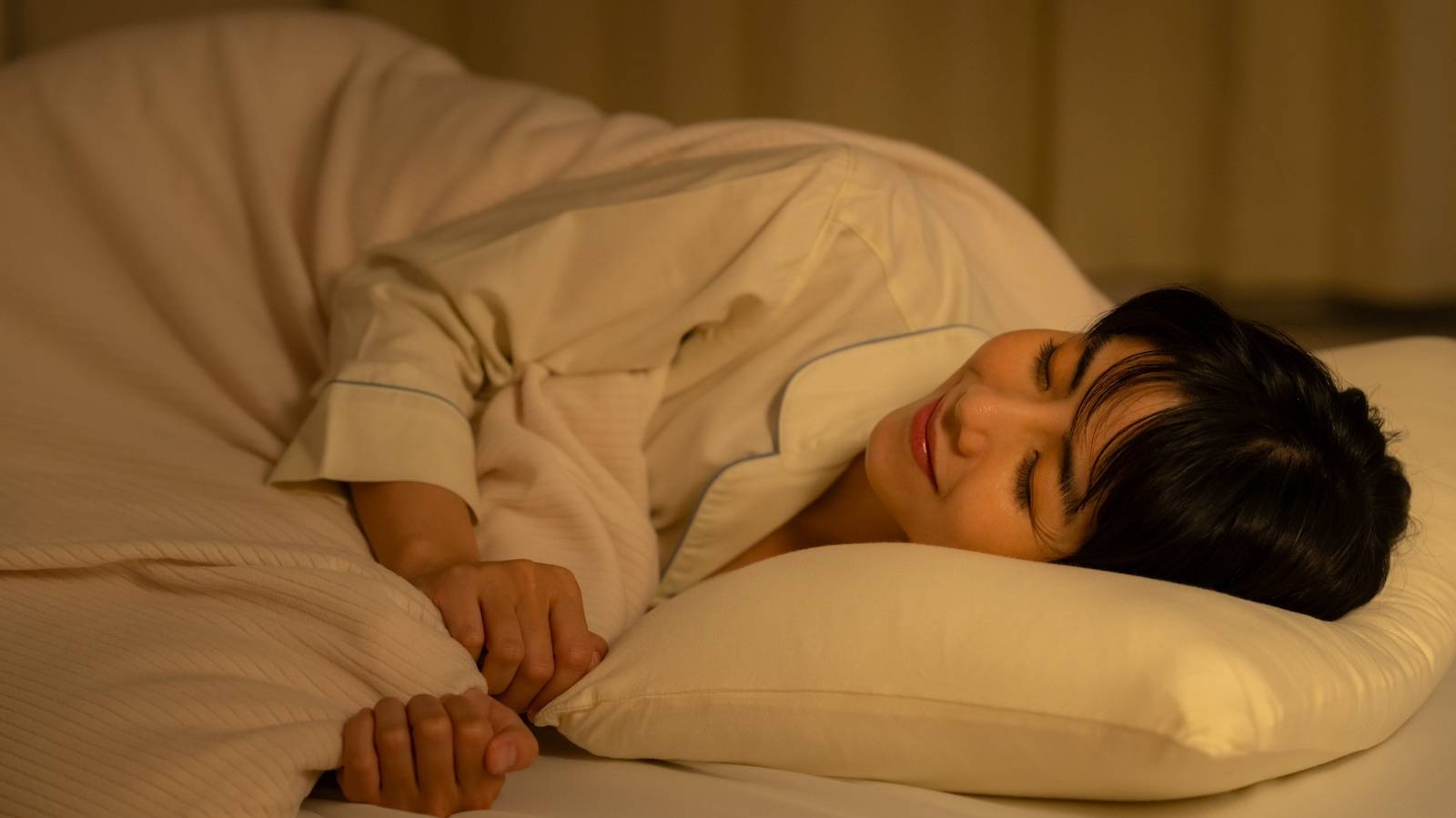 【寝つけない時は背中をほぐして】「今日は眠れそう」と思える体に整える夏の夜の快眠ルーティン
