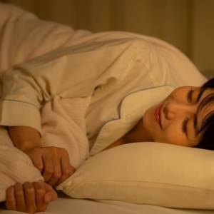 【寝つけない時は背中をほぐして】「今日は眠れそう」と思える体に整える夏の夜の快眠ルーティン