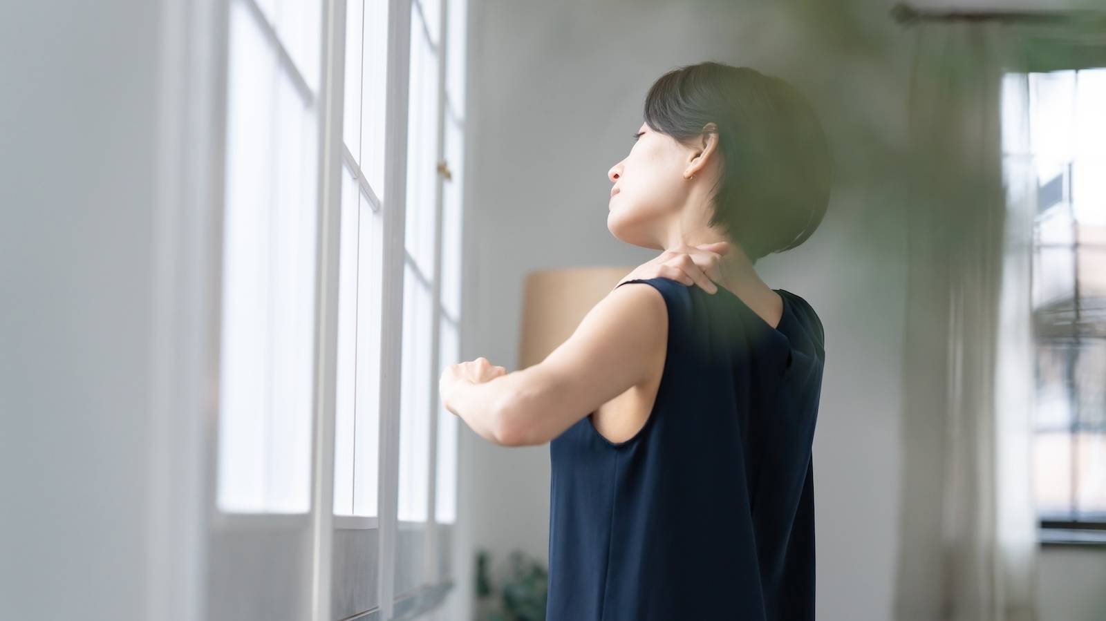 スマホだけが原因ではない〈更年期世代のバキバキ背中や重だる腰に〉壁を押すだけスッキリストレッチ