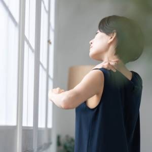 スマホだけが原因ではない〈更年期世代のバキバキ背中や重だる腰に〉壁を押すだけスッキリストレッチ