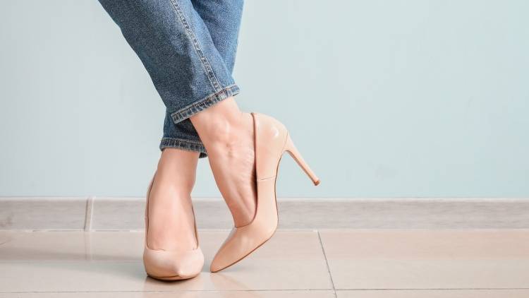【ヒールが高い靴が好きな人は必見!】しっかり伸びて疲労・張り感スッキリ「前もも」のストレッチ