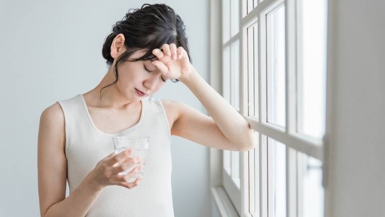 「暑すぎて内臓が疲れていませんか？」重い夏バテ防止にはこれ！簡単ツイストポーズで内臓ケア