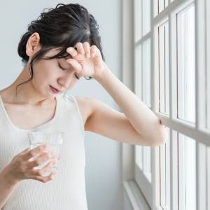 「暑すぎて内臓が疲れていませんか?」重い夏バテ防止にはこれ!簡単ツイストポーズで内臓ケア