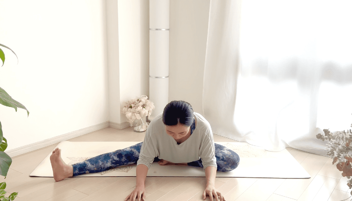 片足開脚前屈のポーズ