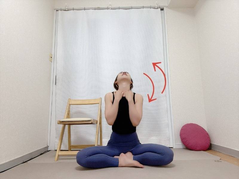 鎖骨に指先を引っ掛けて頭を上下に動かしてリンパを刺激するセルフケア